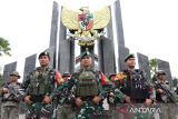 Sejumlah personel Satgas Pamtas RI-Malaysia Yonarhanud 1/PBC/1 Kostrad dan personel Tentera Darat Malaysia (TDM) berfoto bersama di tugu Garuda Pancasila di PLBN Entikong, Kabupaten Sanggau, Kalimantan Barat, Selasa (25/11/2025). Sebanyak 350 personel Satgas Pamtas RI–Malaysia Yonarhanud 1/PBC/1 Kostrad ditugaskan mengamankan sektor barat perbatasan Kalimantan Barat sepanjang 359,45 kilometer dengan cakupan 27 pos, mulai dari Pos Temajuk di Kecamatan Paloh, Kabupaten Sambas, hingga Pos Guna Banir di Kecamatan Sekayam, Kabupaten Sanggau, selama periode penugasan Juni 2025 hingga Juni 2026. ANTARA FOTO/Jessica Wuysang