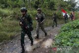 Personel Satgas Pamtas RI-Malaysia Yonarhanud 1/PBC/1 Kostrad dan personel Tentera Darat Malaysia (TDM) melaksanakan patroli bersama di hutan perbatasan Indonesia-Malaysia di Entikong, Kabupaten Sanggau, Kalimantan Barat, Selasa (25/11/2025). ANTARA FOTO/Jessica Wuysang