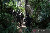 Personel Satgas Pamtas RI-Malaysia Yonarhanud 1/PBC/1 Kostrad dan personel Tentera Darat Malaysia (TDM) melaksanakan patroli bersama di hutan perbatasan Indonesia-Malaysia di Entikong, Kabupaten Sanggau, Kalimantan Barat, Selasa (25/11/2025). ANTARA FOTO/Jessica Wuysang