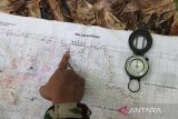 Personel Satgas Pamtas RI-Malaysia Yonarhanud 1/PBC/1 Kostrad menunjuk peta perbatasan saat melaksanakan patroli patok batas di hutan perbatasan Indonesia-Malaysia di Entikong, Kabupaten Sanggau, Kalimantan Barat, Selasa (25/11/2025). ANTARA FOTO/Jessica Wuysang