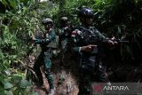 Personel Satgas Pamtas RI-Malaysia Yonarhanud 1/PBC/1 Kostrad melaksanakan patroli jalur tikus di hutan perbatasan Indonesia-Malaysia di Entikong, Kabupaten Sanggau, Kalimantan Barat, Selasa (25/11/2025). Patroli tersebut dilaksanakan untuk mencegah penyelundupan narkotika dan barang ilegal, menahan masuknya pendatang tanpa dokumen, serta menjaga stabilitas keamanan wilayah sebagai bagian dari tugas Satgas Pamtas Yonarhanud 1/PBC/1 Kostrad dalam mengamankan jalur perbatasan dan memperkuat keamanan kawasan. ANTARA FOTO/Jessica Wuysang