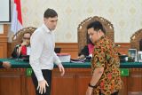 Terdakwa yang merupakan warga negara Australia Darcy Francesco Jenson (kiri) bersiap memberikan kesaksian dalam sidang kasus penembakan warga Australia di Pengadilan Negeri Denpasar, Bali, Senin (15/12/2025). Sidang tersebut beragendakan pemeriksaan saksi mahkota atau terdakwa yang dijadikan saksi untuk terdakwa lainnya yang bersama-sama diduga terlibat dalam kasus pembunuhan berencana terhadap dua warga negara Australia yaitu Zivan Radmanovic dan korban luka Sanar Ghanim di Bali pada 14 Juni 2025. ANTARA FOTO/Fikri Yusuf/wsj.