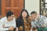 Terdakwa yang merupakan warga negara Australia Paea-I-Middlemore Tupou (kanan) dan Coskun Mevlut (kiri) berdiskusi saat menjalani sidang kasus penembakan warga Australia di Pengadilan Negeri Denpasar, Bali, Senin (15/12/2025). Sidang tersebut beragendakan pemeriksaan saksi mahkota atau terdakwa yang dijadikan saksi untuk terdakwa lainnya yang bersama-sama diduga terlibat dalam kasus pembunuhan berencana terhadap dua warga negara Australia yaitu Zivan Radmanovic dan korban luka Sanar Ghanim di Bali pada 14 Juni 2025. ANTARA FOTO/Fikri Yusuf/wsj.