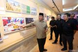Anggota Komisi VII DPR dari Fraksi Partai Gerindra Bambang Haryo Soekartono (kiri) didampingi Kepala Biro Jawa Timur Rachmat Hidayat (kedua kanan) Asmen Pemberitaan Vicki Febrianto (tengah) Asmen Komersial Abdul Malik Ibrahim (kedua kiri) melihat foto yang dipamerkan dalam pembukaan gelaran pameran foto jurnalistik dan peluncuran buku Retrospeksi di Kantor LKBN Antara Biro Jawa Timur, Surabaya, Jawa Timur, Selasa (16/12/2025). Pameran foto dan peluncuran buku Retrospeksi yang menampilkan 64 karya pewarta LKBN Antara Jawa Timur itu merupakan rangkaian kegiatan perayaan HUT ke-88 LKBN Antara. Antara Jatim/Tim Dokumentasi Jatim/Um