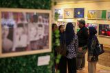 Pengunjung mengamati foto saat gelaran pameran foto jurnalistik dan peluncuran buku Retrospeksi di Kantor LKBN Antara Biro Jawa Timur, Surabaya, Jawa Timur, Selasa (16/12/2025). Pameran foto dan peluncuran buku Retrospeksi yang menampilkan 64 karya pewarta LKBN Antara Jawa Timur itu merupakan rangkaian kegiatan perayaan HUT ke-88 LKBN Antara. Antara Jatim/Tim Dokumentasi Jatim/Um