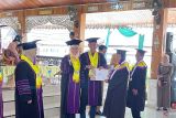 Ratusan lansia di Batang Hari mengikut wisuda akbar