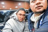 Anggota kepolisian mengawal YouTuber Muhammad Adimas Firdaus Putra Nasihan alias Resbob setibanya di Polda Jabar untuk menjalani pemeriksaan di Bandung, Jawa Barat, Senin (15/12/2025). Direktorat Siber Polda Jabar memeriksa Adimas Firdaus setelah ditangkap di Semarang, Jawa Tengah, terkait kasus video berisi dugaan ujaran kebencian kepada Suku Sunda dan suporter Persib Bandung Viking. ANTARA FOTO/Raisan Al Farisi/agr