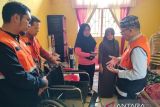 Baznas Agam salurkan kursi roda-tongkap ke korban bencana hidrometeorologi
