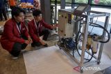 Mahasiswa melihat mesin penyaring biodiesel dengan pembersih otomatis pada pameran Energy Week 2025 di Kabupaten Tangerang, Banten, Rabu (17/12/2025). Pameran bertema Inovasi Teknologi Konversi Energi sebagai Pendorong Transisi Berkelanjutan untuk Kemandirian Bangsa yang merupakan hasil karya periset Badan Riset dan Inovasi Nasional (BRIN) tersebut guna mendorong pengembangan teknologi energi berkelanjutan dan berdaya saing global. ANTARA FOTO/Putra M. Akbar/gp