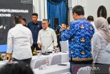 Menko Bidang Pangan Zulkifli Hasan tiba untuk memimpin rapat koordinasi penyelenggaraan program MBG di Provinsi Jawa Barat di Aula Barat Gedung Sate, Bandung, Jawa Barat, Rabu (17/12/2025). Rapat Koordinasi yang diikuti oleh Wali Kota dan Bupati se- Jawa Barat tersebut membahas mengenai sosialisasi Peraturan Presiden Nomor 115 Tahun 2025 tentang tata kelola penyelenggaraan program MBG serta percepatan sertifikasi sertifikat laik higiene sanitasi (SLHS) pada SPPG di Jawa Barat. ANTARA FOTO/Raisan Al Farisi/agr