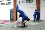 Siswa atlet cabang olahraga judo saat berlatih di Gedung Serba Guna Sekolah Menengah Atas Negeri Olahraga (SMANOR) di Sidoarjo, Jawa Timur , Rabu (17/12/2025). Pemerintah Provinsi Jawa Timur meresmikan sarana dan prasarana SMA Negeri Olahraga (SMANOR) sebagai bagian dari strategi jangka panjang pembinaan atlet pelajar berdaya saing global dan memperkuat kualitas pendidikan berbasis olahraga. Antara Jatim/Fahmi Alfian/um