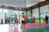 Siswa atlet cabang olahraga sepak takraw berlatih di Gedung Serba Guna Sekolah Menengah Atas Negeri Olahraga (SMANOR) di Sidoarjo, Jawa Timur , Rabu (17/12/2025). Pemerintah Provinsi Jawa Timur meresmikan sarana dan prasarana SMA Negeri Olahraga (SMANOR) sebagai bagian dari strategi jangka panjang pembinaan atlet pelajar berdaya saing global dan memperkuat kualitas pendidikan berbasis olahraga. Antara Jatim/Fahmi Alfian/um