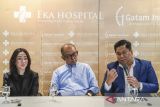 CEO Eka Hospital Group Rina Setiawati (kiri), Chairman Gatam Institute Luthfi Gatam (tengah), Konsultan Lutut dan Pinggul Eka Hospital BSD Tangerang Ricky Edwin Hutapea (kanan) memberikan keterangan pers terkait pencapaian Eka Hospital di bidang ortopedi di Tangerang, Banten, Kamis (18/12/2025). Gatam Institute Eka Hospital berhasil menyelesaikan 100 operasi Total Knee Replacement (TKR) menggunakan teknologi robotik Velys dengan hasil 0 persen infeksi dan 0 persen mortalitas dalam kurun waktu 1,5 tahun. ANTARA FOTO/Galih Pradipta