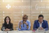  CEO Eka Hospital Group Rina Setiawati (kiri), Chairman Gatam Institute Luthfi Gatam (tengah), Konsultan Lutut dan Pinggul Eka Hospital BSD Tangerang Ricky Edwin Hutapea (kanan) memberikan keterangan pers terkait pencapaian Eka Hospital di bidang ortopedi di Tangerang, Banten, Kamis (18/12/2025). Gatam Institute Eka Hospital berhasil menyelesaikan 100 operasi Total Knee Replacement (TKR) menggunakan teknologi robotik Velys dengan hasil 0 persen infeksi dan 0 persen mortalitas dalam kurun waktu 1,5 tahun. ANTARA FOTO/Galih Pradipta/gp
