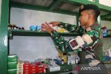 Tenaga medis Satgas Pamtas RI–Malaysia Yonarhanud 1/PBC/1 Kostrad merapikan obat-obatan di klinik kesehatan Pos Kotis Gabma Entikong, Kabupaten Sanggau, Kalimantan Barat, Rabu (26/11/2025). Satgas Pamtas RI–Malaysia Yonarhanud 1/PBC/1 Kostrad memberikan layanan kesehatan bagi masyarakat perbatasan melalui pemeriksaan dan pengobatan gratis di klinik kesehatan Pos Kotis Gabma serta mendatangi rumah warga yang sakit setiap kali menerima permintaan bantuan. ANTARA FOTO/Jessica Wuysang