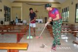 Personel Satgas Pamtas RI-Malaysia Yonarhanud 1/PBC/1 Kostrad bersama warga merapikan altar saat melaksanakan karya bhakti di Gereja Katolik Santo Markus Stasi Peripin, Entikong, Kabupaten Sanggau, Kalimantan Barat, Kamis (27/11/2025). Satgas Pamtas RI-Malaysia Yonarhanud 1/PBC/1 Kostrad melaksanakan karya bhakti di gereja sebagai bentuk dukungan terhadap kegiatan keagamaan warga dan mempererat kemanunggalan TNI dengan  masyarakat perbatasan. ANTARA FOTO/Jessica Wuysang