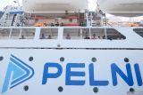 Penumpang menaiki Kapal Motor (KM) Leuser di Pelabuhan Benoa, Denpasar, Bali, Rabu (17/12/2025). PT Pelni (Persero) menyediakan empat armada kapal dengan kapasitas 1.500 orang per kapal bagi penumpang angkutan laut yang menuju ke wilayah Indonesia Timur selama Hari Raya Natal 2025 dan Tahun Baru 2026. ANTARA FOTO/Nyoman Hendra Wibowo/wsj.