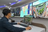 Petugas memantau informasi kondisi lalu lintas di ruang program Smart City Bali berbasis Road Safety Policing, Polda Bali, Denpasar, Bali, Rabu (17/12/2025). Fasilitas yang terhubung dengan Command Center Road Safety dan didukung dengan 236 CCTV terintegrasi untuk pengelolaan keamanan serta lalu lintas secara real time tersebut menjadi pusat komando dalam menjaga keamanan, keselamatan, ketertiban, dan kelancaran lalu lintas di Bali khususnya selama pelaksanaan Operasi Natal 2025 dan Tahun Baru 2026. ANTARA FOTO/Fikri Yusuf/wsj.
