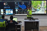 Petugas memantau informasi kondisi lalu lintas di ruang program Smart City Bali berbasis Road Safety Policing, Polda Bali, Denpasar, Bali, Rabu (17/12/2025). Fasilitas yang terhubung dengan Command Center Road Safety dan didukung dengan 236 CCTV terintegrasi untuk pengelolaan keamanan serta lalu lintas secara real time tersebut menjadi pusat komando dalam menjaga keamanan, keselamatan, ketertiban, dan kelancaran lalu lintas di Bali khususnya selama pelaksanaan Operasi Natal 2025 dan Tahun Baru 2026. ANTARA FOTO/Fikri Yusuf/wsj.