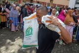 Penerima Bantuan Pangan (PBP) membawa beras yang didistribusikan di Kelurahan Harapan Jaya, Cibinong, Kabupaten Bogor, Jawa Barat, Rabu (17/12/2025). Pemerintah melalui Badan Pangan Nasional menyalurkan Program Bantuan Pangan (Banpang) untuk masyarakat berpendapatan rendah periode Septemberâ€“Desember 2025, dimana setiap penerima akan mendapat 10 kilogram beras per bulan dengan total penerima sebanyak 18,27 juta Keluarga Penerima Manfaat (KPM) berdasarkan Data Tunggal Sosial Ekonomi Nasional (DTSEN) Kementerian Sosial. ANTARA FOTO/Yulius Satria Wijaya/bar 
