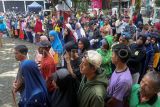 Penerima Bantuan Pangan (PBP) antre saat penyaluran beras di Kelurahan Harapan Jaya, Cibinong, Kabupaten Bogor, Jawa Barat, Rabu (17/12/2025). Pemerintah melalui Badan Pangan Nasional menyalurkan Program Bantuan Pangan (Banpang) untuk masyarakat berpendapatan rendah periode Septemberâ€“Desember 2025, dimana setiap penerima akan mendapat 10 kilogram beras per bulan dengan total penerima sebanyak 18,27 juta Keluarga Penerima Manfaat (KPM) berdasarkan Data Tunggal Sosial Ekonomi Nasional (DTSEN) Kementerian Sosial. ANTARA FOTO/Yulius Satria Wijaya/bar 