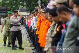 Wakapolda Jawa Barat Brigjen Pol Adi Vivid Agustiadi (kedua kiri) memberi salam saat mengecek kesiapan pasukan pada Apel Kesiapan Operasi Kepolisian Terpusat Lilin Lodaya 2025 di lapangan Mapolda Jabar, Bandung, Jawa Barat, Jumat (19/12/2025). Sebanyak 25.000 personel gabungan yang terdiri dari 15.000 polisi, 2.000 anggota TNI, dan 8.000 personel gabungan instansi dipersiapkan untuk pelayanan dan pengamanan di seluruh wilayah Jawa Barat jelang perayaan Natal 2025 dan Tahun Baru 2026. ANTARA FOTO/Novrian Arbi/agr
