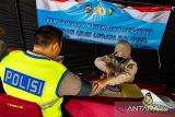 Anggota polisi melakukan pengecekan kesehatan usai mengikuti Apel Kesiapan Operasi Kepolisian Terpusat Lilin Lodaya 2025 di lapangan Mapolda Jabar, Bandung, Jawa Barat, Jumat (19/12/2025). Sebanyak 25.000 personel gabungan yang terdiri dari 15.000 polisi, 2.000 anggota TNI, dan 8.000 personel gabungan instansi dipersiapkan untuk pelayanan dan pengamanan di seluruh wilayah Jawa Barat jelang perayaan Natal 2025 dan Tahun Baru 2026. ANTARA FOTO/Novrian Arbi/agr