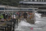 Sejumlah truk antre untuk memasuki kapal di Pelabuhan Merak, Kota Cilegon, Banten, Kamis (18/12/2025). Kepadatan kendaraan terjadi di pelabuhan tersebut yang disebabkan cuaca buruk berupa gelombang tinggi dan angin kencang di perairan Selat Sunda sehingga kapal sulit untuk bersandar menuju dermaga. ANTARA FOTO/Angga Budhiyanto/gp