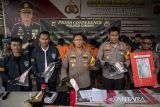 Kapolres Cimahi AKBP Niko N Adi Putra (tengah) beserta jajaran menunjukkan barang bukti saat rilis tindak pidana kekerasan di Polres Cimahi, Kota Cimahi, Jawa Barat, Jumat (19/12/2025). Satreskrim Polres Cimahi berhasil menangkap 15 tersangka serta menyita barang bukti berupa empat buah golok, dua bilah bambu dan lima unit sepeda motor dalam tindak pidana kekerasan oleh geng motor yang menyebabkan satu korban mengalami luka berat. ANTARA FOTO/Abdan Syakura/agr