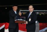 Wakil Menteri Pertahanan Donny Ermawan Taufanto (kiri) menerima plakat dari Direktur Utama PT PAL Indonesia Kaharuddin Djenod (kanan) saat penamaan dan peluncuran kapal frigate Merah Putih di Dermaga Semenanjung Barat Divisi Kapal Niaga PT PAL Indonesia, Surabaya, Jawa Timur, Kamis (18/12/2025). Kapal yang kemudian diberi nama KRI Balaputradewa- 322 tersebut memiliki panjang 140 meter dan dibangun untuk memperkuat armada TNI Angkatan Laut dalam menjaga kedaulatan wilayah Indonesia sekaligus menjadi pencapaian PT PAL Indonesia dalam membangun alutsista dan kemandirian bangsa di bidang industri pertahanan.ANTARA Jatim/Moch Asim.