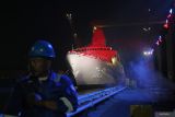 Pekerja berjaga saat penamaan dan peluncuran kapal frigate Merah Putih di Dermaga Semenanjung Barat Divisi Kapal Niaga PT PAL Indonesia, Surabaya, Jawa Timur, Kamis (18/12/2025). Kapal yang kemudian diberi nama KRI Balaputradewa-322 tersebut memiliki panjang 140 meter dan dibangun untuk memperkuat armada TNI Angkatan Laut dalam menjaga kedaulatan wilayah Indonesia sekaligus menjadi pencapaian PT PAL Indonesia dalam membangun alutsista dan kemandirian bangsa di bidang industri pertahanan.ANTARA Jatim/Moch Asim.