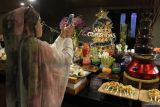 Pengunjung memotret hidangan dalam sajian kuliner Natal bertajuk Taste of December di Hotel Santika Premiere Malang, Jawa Timur, Sabtu (20/12/2025). Sejumlah hotel di Malang mulai memanfaatkan momentum Natal dengan menyajikan beragam kuliner bertema Natal, mulai hidangan tradisional hingga menu modern, untuk menarik minat pengunjung selama periode libur Natal dan  akhir tahun. Antara Jatim/Ari Bowo Sucipto/um