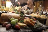 Pengunjung mengambil hidangan dalam sajian kuliner Natal bertajuk Taste of December di Hotel Santika Premiere Malang, Jawa Timur, Sabtu (20/12/2025). Sejumlah hotel di Malang mulai memanfaatkan momentum Natal dengan menyajikan beragam kuliner bertema Natal, mulai hidangan tradisional hingga menu modern, untuk menarik minat pengunjung selama periode libur Natal dan  akhir tahun. Antara Jatim/Ari Bowo Sucipto/um