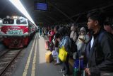 Rangkaian kereta api memasuki Stasiun Surabaya Gubeng, Surabaya, Jawa Timur, Sabtu (20/12/2025). PT Kereta Api Indonesia Daop 8 Surabaya mencatat pada Sabtu (20/12) hingga pukul 09.00 WIB atau lima hari sebelum hari Natal sebanyak 38.199 penumpang yang berangkat dan turun di berbagai stasiun di wilayah kerjanya. Antara Jatim/Didik Suhartono/um