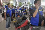 Relawan tenaga medis antre di area lapor diri di Terminal 3 Bandara Soekarno-Hatta, Kota Tangerang, Banten, Sabtu (20/12/2025). Kementerian Kesehatan memberangkatkan sebanyak 126 dari 600 relawan tenaga medis yang dikirim secara bertahap ke lokasi bencana di wilayah Aceh dengan tingkat kerusakan berat seperti Bener Meriah, Takengon, Pidie Jaya, Bireuen, Gayo Lues dan Aceh utara, guna mempercepat pemulihan kesehatan masyarakat terdampak baik dari sisi medis maupun psikologis. ANTARA FOTO/Putra M. Akbar/gp