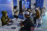 Sejumlah warga mengisi formulir saat akad massal di Kota Serang, Banten, Sabtu (20/12/2025). Badan Pengelola Tabungan Perumahan Rakyat (BP Tapera) mencatat realisasi penyaluran Fasilitas Likuiditas Pembiayaan Perumahan (FLPP) KPR Sejahtera per 18 Desember 2025 mencapai 259.841 unit rumah senilai Rp32,28 triliun yang disalurkan melalui 39 bank penyalur. ANTARA FOTO/Muhammad Bagus Khoirunas/gp