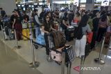 Calon penumpang antre di area lapor diri di Terminal 3 Bandara Soekarno-Hatta, Kota Tangerang, Banten, Sabtu (20/12/2025). PT Angkasa Pura Indonesia Kantor Cabang Bandara Soekarno-Hatta mencatat pergerakan penumpang pada libur Natal 2025 di bandara tersebut hingga Sabtu (20/12) telah mencapai 1.159 penerbangan dan penumpang sebanyak 163.638 orang. ANTARA FOTO/Putra M. Akbar/gp