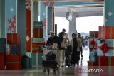 Calon penumpang berjalan menuju ruang tunggu keberangkatan di Terminal 3 Bandara Soekarno-Hatta, Kota Tangerang, Banten, Sabtu (20/12/2025). PT Angkasa Pura Indonesia Kantor Cabang Bandara Soekarno-Hatta mencatat pergerakan penumpang pada libur Natal 2025 di bandara tersebut pada Sabtu (20/12) mencapai 1.159 penerbangan dengan penumpang sebanyak 163.638 orang. ANTARA FOTO/Putra M. Akbar/gp