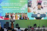 Presiden Prabowo Subianto memberikan sambutan pada acara akad massal Rumah Subsidi Menyala di Perumahan Pondok Banten Indah, Kota Serang, Banten, Sabtu (20/12/2025). Kementerian Perumahan dan Kawasan Permukiman (PKP) menggelar akad massal program Kredit Pemilikan Rumah (KPR) Fasilitas Likuiditas Pembiayaan Perumahan (FLPP) untuk 50.030 unit rumah subsidi yang menjadi akad massal terbesar dalam sejarah Indonesia sebagai upaya percepatan program perumahan nasional untuk masyarakat berpenghasilan rendah (MBR). ANTARA FOTO/Muhammad Bagus Khoirunas/gp