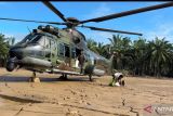 Helikopter AU mendarat di landasan penuh lumpur demi antar logistik ke Aceh Tamiang