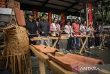 Kelompok Jatiwangi Art Factory memainkan musik menggunakan genting saat Rampak Genteng di objek wisata Dusun Bambu, Cisarua, Kabupaten Bandung Barat, Jawa Barat, Sabtu (20/12/2025). Objek wisata Dusun Bambu bersama Jatiwangi Art Factory menggelar pertunjukan Rampak Genteng sebagai upaya memperkenalkan dan mempromosikan potensi seni Jatiwangi, Kabupaten Majalengka sekaligus memberikan sensasi dan daya tarik tersendiri bagi pengunjung. ANTARA FOTO/Abdan Syakura/agr