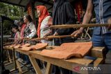 Kelompok Jatiwangi Art Factory memainkan musik menggunakan genting saat Rampak Genteng di objek wisata Dusun Bambu, Cisarua, Kabupaten Bandung Barat, Jawa Barat, Sabtu (20/12/2025). Objek wisata Dusun Bambu bersama Jatiwangi Art Factory menggelar pertunjukan Rampak Genteng sebagai upaya memperkenalkan dan mempromosikan potensi seni Jatiwangi, Kabupaten Majalengka sekaligus memberikan sensasi dan daya tarik tersendiri bagi pengunjung. ANTARA FOTO/Abdan Syakura/agr