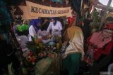 Peserta mempersiapkan menu olahan petis dalam Festival Kota Lama di Parkir Timur GOR Sidoarjo, Jawa Timur, Minggu (21/12/2025). Festival yang mengusung tema Harmoni Masa Lalu dan Masa Kini tersebut bertujuan untuk melestarikan cagar budaya dan identitas local serta meningkatkan daya kunjung wisatawan. Antara Jatim/Umarul Faruq