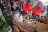 Peserta mempersiapkan menu olahan petis dalam Festival Kota Lama di Parkir Timur GOR Sidoarjo, Jawa Timur, Minggu (21/12/2025). Festival yang mengusung tema Harmoni Masa Lalu dan Masa Kini tersebut bertujuan untuk melestarikan cagar budaya dan identitas local serta meningkatkan daya kunjung wisatawan. Antara Jatim/Umarul Faruq