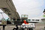 Petugas memasukkan garam kedalam pesawat Cessna Caravan 208 Registrasi PK-SNM yang akan melaksanakan Operasi Modifikasi Cuaca (OMC) di Base Ops Lanudal Juanda Surabaya di Sidoarjo, Jawa Timur, Minggu (21/12/2025). Pemerintah Provinsi Jawa Timur melalui Badan Penanggulangan Bencana Daerah (BPBD) menginstruksikan Badan Meteorologi, Klimatologi, dan Geofisika (BMKG) Juanda untuk melaksanaan Operasi Modifikasi Cuaca (OMC) yang bertujuan menekan curah hujan dan memitigasi bencana hidrometeorologis akibat cuaca ekstrem serta modifikasi cuaca sebagai upaya mendukung evakuasi atau penanganan bencana, serta mempercepat perbaikan wilayah yang terdampak bencana. Antara Jatim/Umarul Faruq