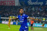 Pesepak bola Persib Bandung Ramon De Andrade Souza berselebrasi usai mencetak gol ke gawang Bhayangkara Presisi Lampung FC saat BRI Super League di Stadion Gelora Bandung Lautan Api (GBLA), Bandung, Jawa Barat, Minggu (21/12/2025). Persib Bandung berhasil menang atas tamunya dengan skor akhir 2-0. ANTARA FOTO/Novrian Arbi/agr