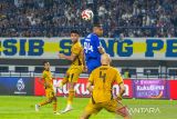 Pesepak bola Persib Bandung Uilliam Barros (kedua kanan) berebut bola udara dengan pesepak bola Bhayangkara Presisi Lampung FC Muhammad Ferrari (kedua kiri) saat BRI Super League di Stadion Gelora Bandung Lautan Api (GBLA), Bandung, Jawa Barat, Minggu (21/12/2025). Persib Bandung berhasil menang atas tamunya dengan skor akhir 2-0. ANTARA FOTO/Novrian Arbi/agr