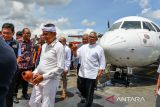 Gubernur Jawa Barat Dedi Mulyadi (ketiga kiri) bersama Wali Kota Bandung Muhammad Farhan (kanan) berjalan usai meresmikan rute penerbangan baru di depan pesawat jenis ATR milik maskapai Wings Air di Bandara Husein Sastranegara, Bandung, Jawa Barat, Minggu (21/12/2025). Bandara Husein Sastranegara melayani rute penerbangan baru dari Bandung menuju Bandara Jenderal Ahmad Yani Semarang melalui maskapai Wings Air dengan jenis pesawat ATR yang mampu mengangkut 70 orang penumpang serta beroperasi pada hari Senin, Rabu, Jumat dan Minggu. ANTARA FOTO/Raisan Al Farisi/agr