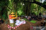 Masyarakat ada mengikuti ruwatan wastu guru siliwangi di Mata Air Babakan Siliwangi, Bandung, Jawa Barat, Minggu (21/12/2025). Ruwatan Wastu Guru Siliwangi yang digelar oleh Masyarakat adat pangerta bumi lamba tersebut dilakukan untuk memohon keselamatan serta dihindarkan dari bencana alam. ANTARA FOTO/Raisan Al Farisi/agr
