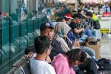 Calon penumpang pesawat menunggu jadwal penerbangan di Bandara Internasional Juanda Surabaya di Sidoarjo, Jawa Timur, Senin (22/12/2025). Berdasarkan data statistik yang dirilis pihak bandara, selama awal pembukaan Posko Pelayanan Natal 2025 dan Tahun Baru 2026 (Nataru) jumlah penumpang menembus 158 ribu orang dan 1.106 pergerakan pesawat. Antara Jatim/Umarul Faruq